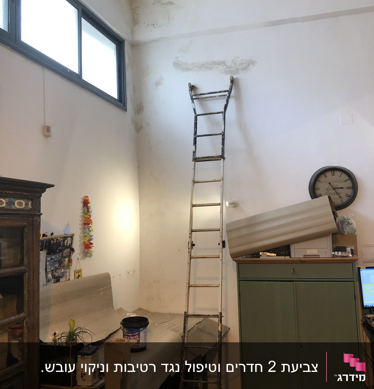 סולם צבוע, פחית צבע ומברשת על שולחן